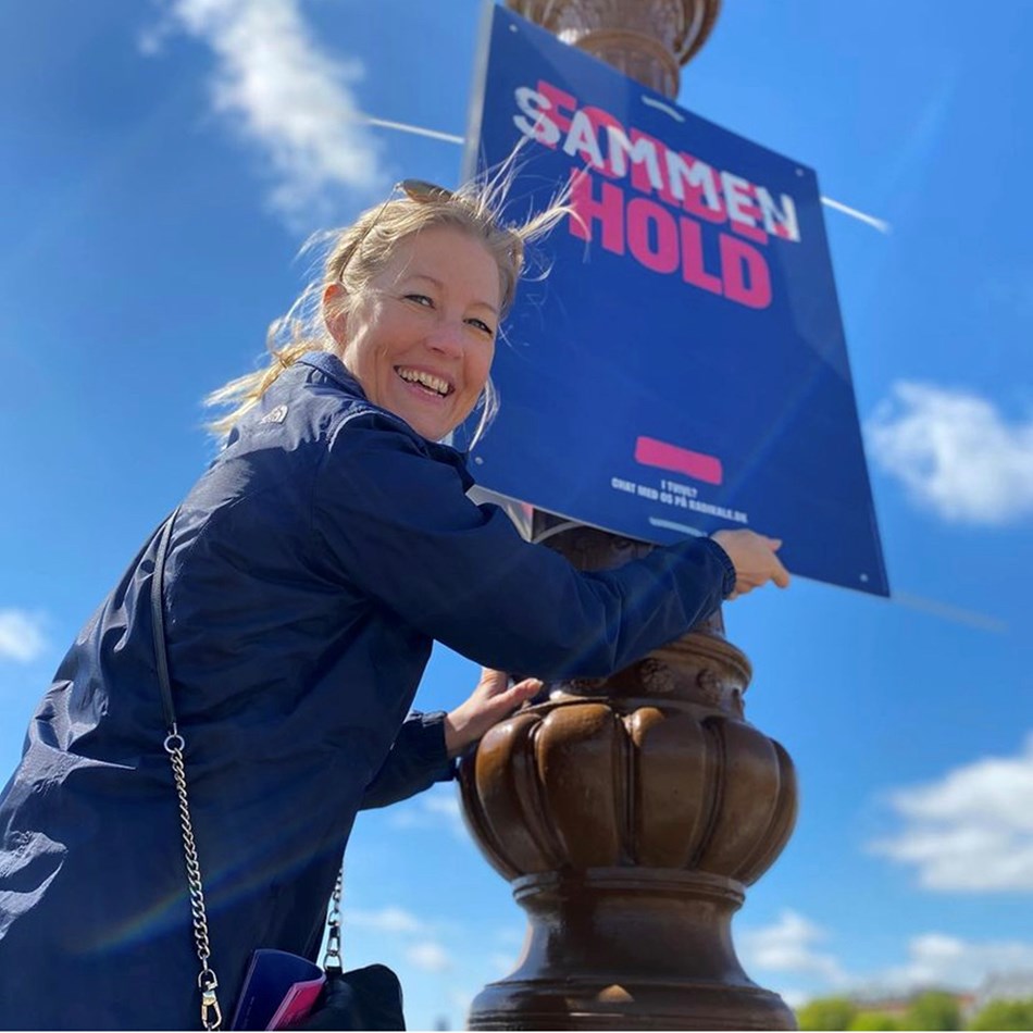 Sofie Carsten Nielsen hænger valgplakater op