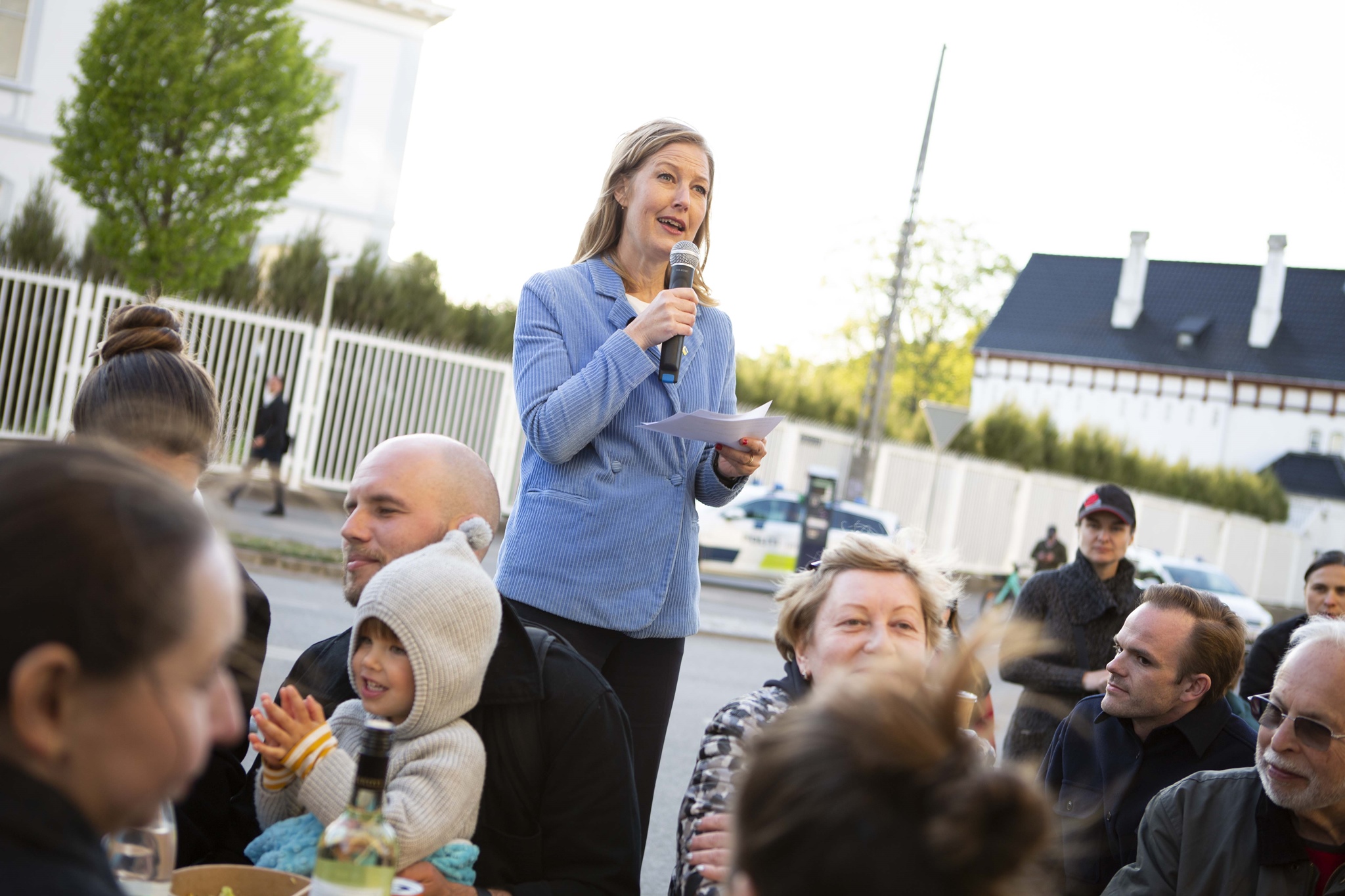 Sofie Carsten Nielsen holder tale ved langbordsmiddag foran den russiske ambassade i København