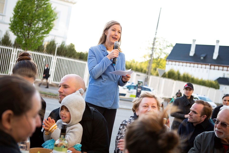 Sofie Carsten Nielsen holder tale ved langbordsmiddag foran den russiske ambassade i København