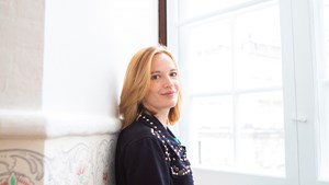 Anne Sophie Callesen i vandrehallen på Christiansborg