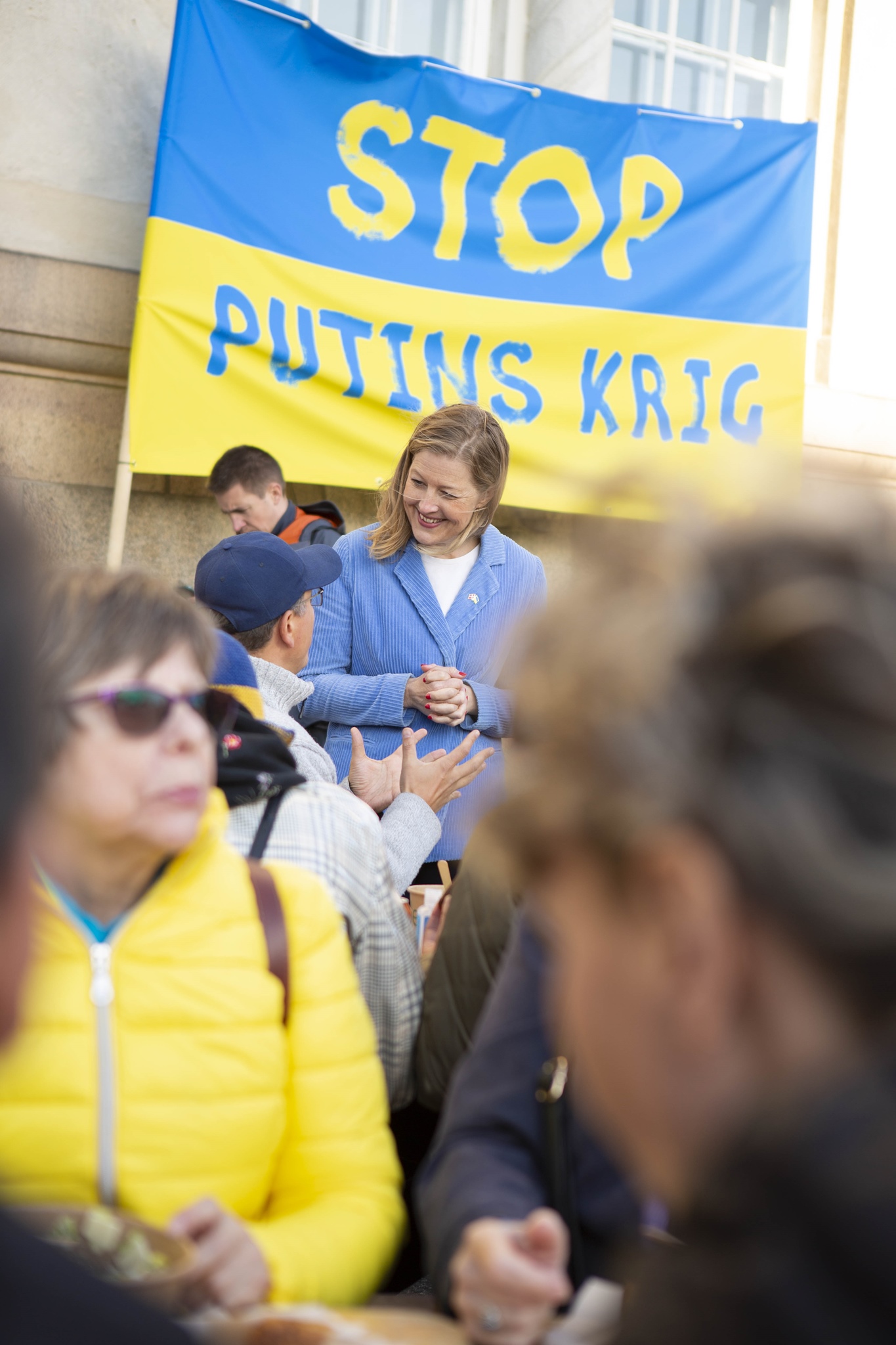 Sofie Carsten Nielsen ved langbordsmiddagen foran den russiske ambassade i København