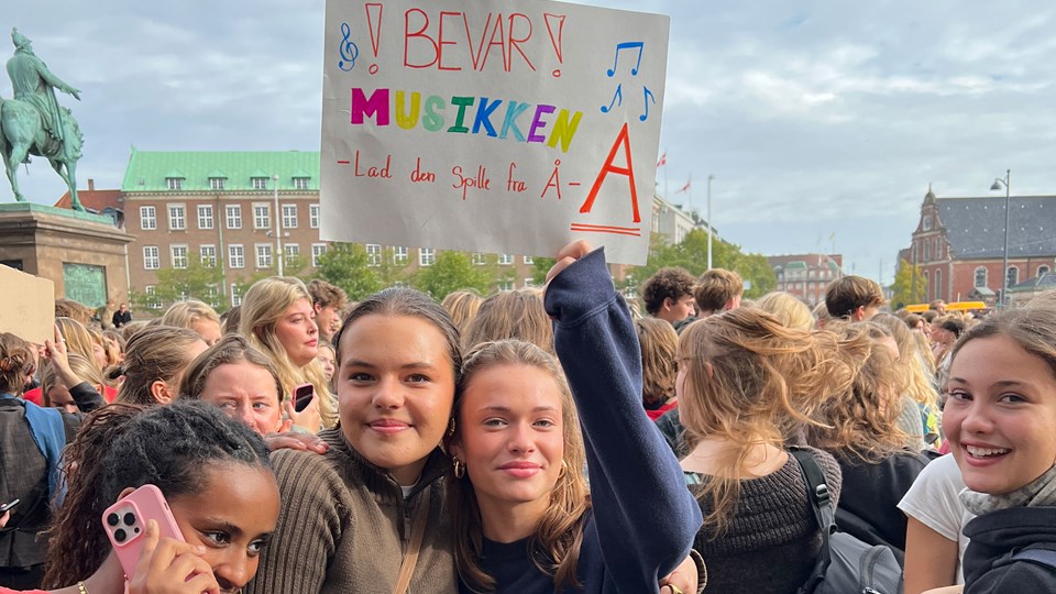 Gymnasieelever demonstrerer imod besparelser på A-fag på Slotspladsen foran Christiansborg