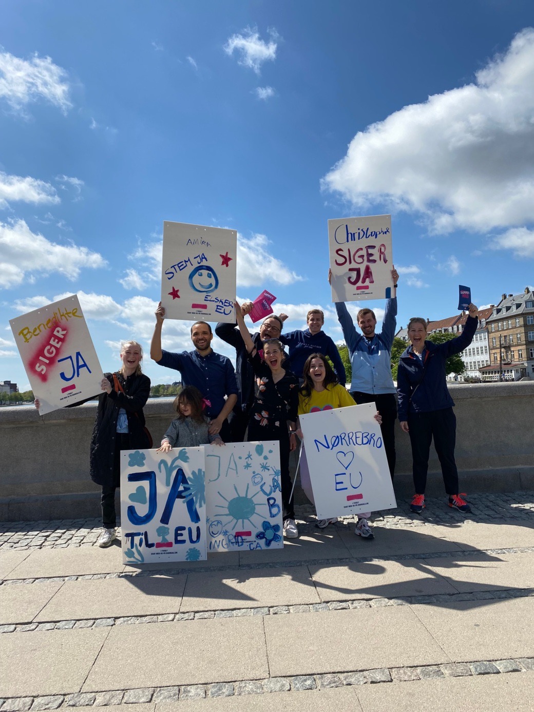 Radikale kandidater og frivillige hænger plakater op ved folkeafstemningen i 2022