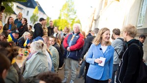 Sofie Carsten Nielsen holder tale ved langbordsmiddag foran den russiske ambassade i København