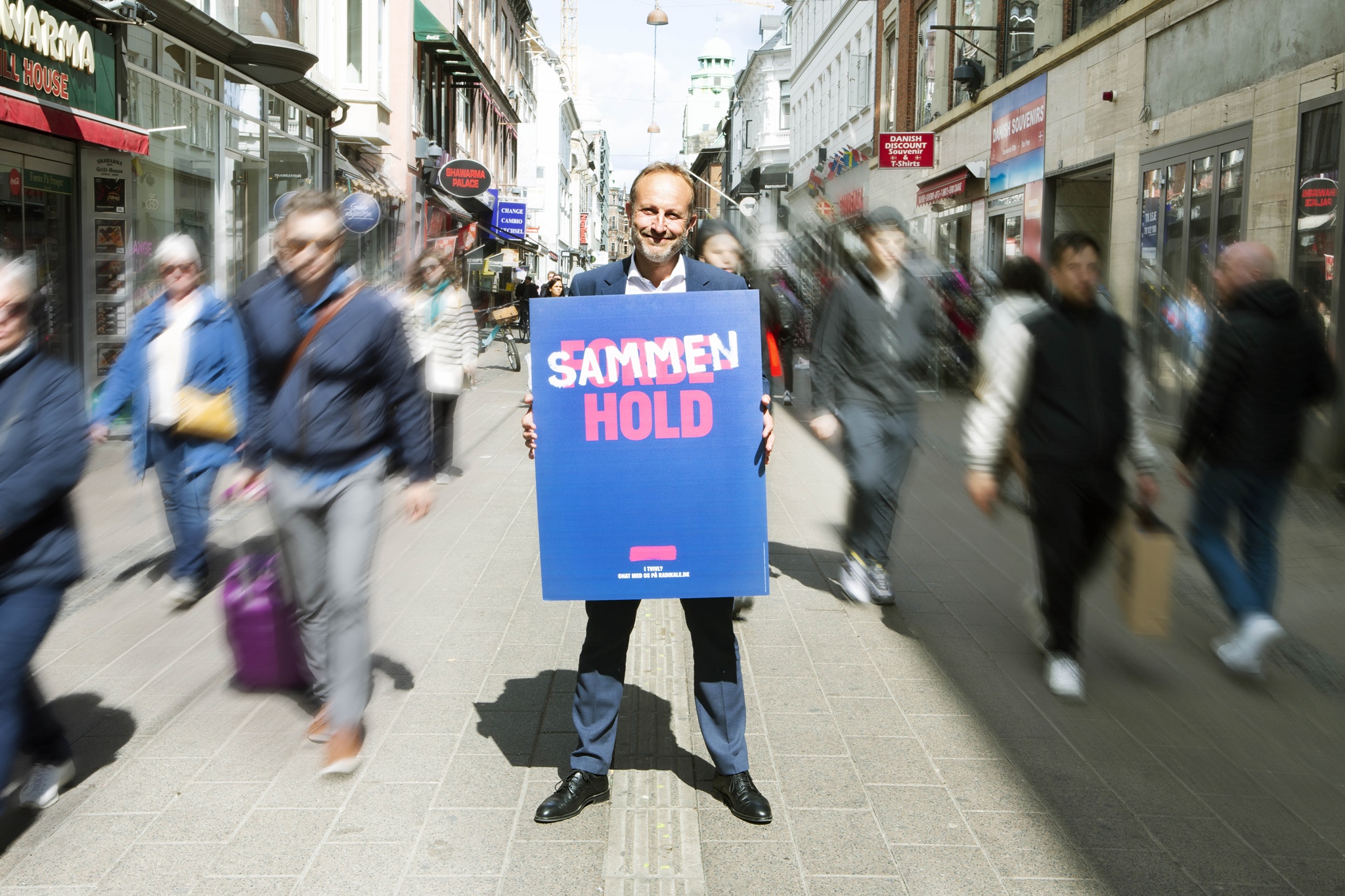 Martin Lidegaard med en valgplakat på strøget i København