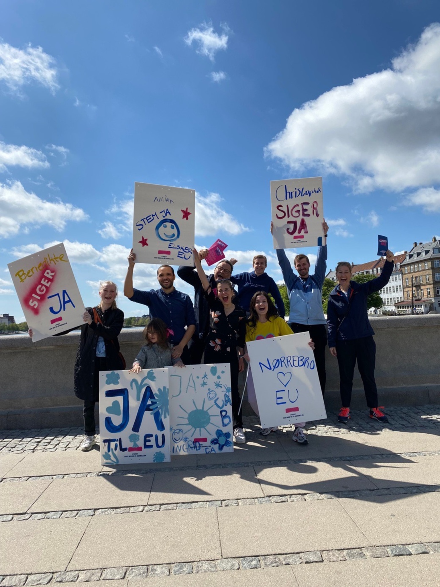 En stor flok radikale med valgplakater på Dronning Louises Bro i København