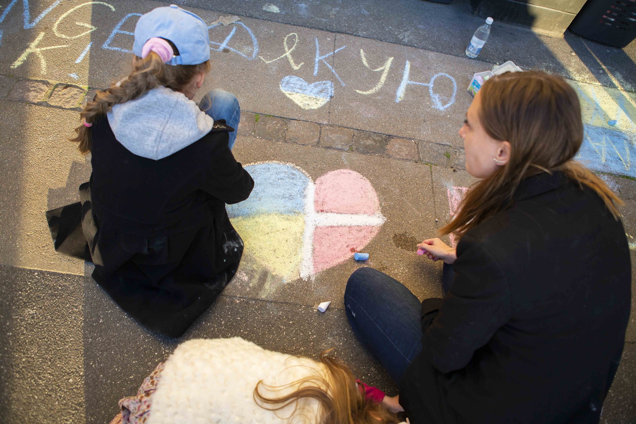 Langbordsmiddag foran den russiske ambassade i København: Børn tegner med kridt på fortovet