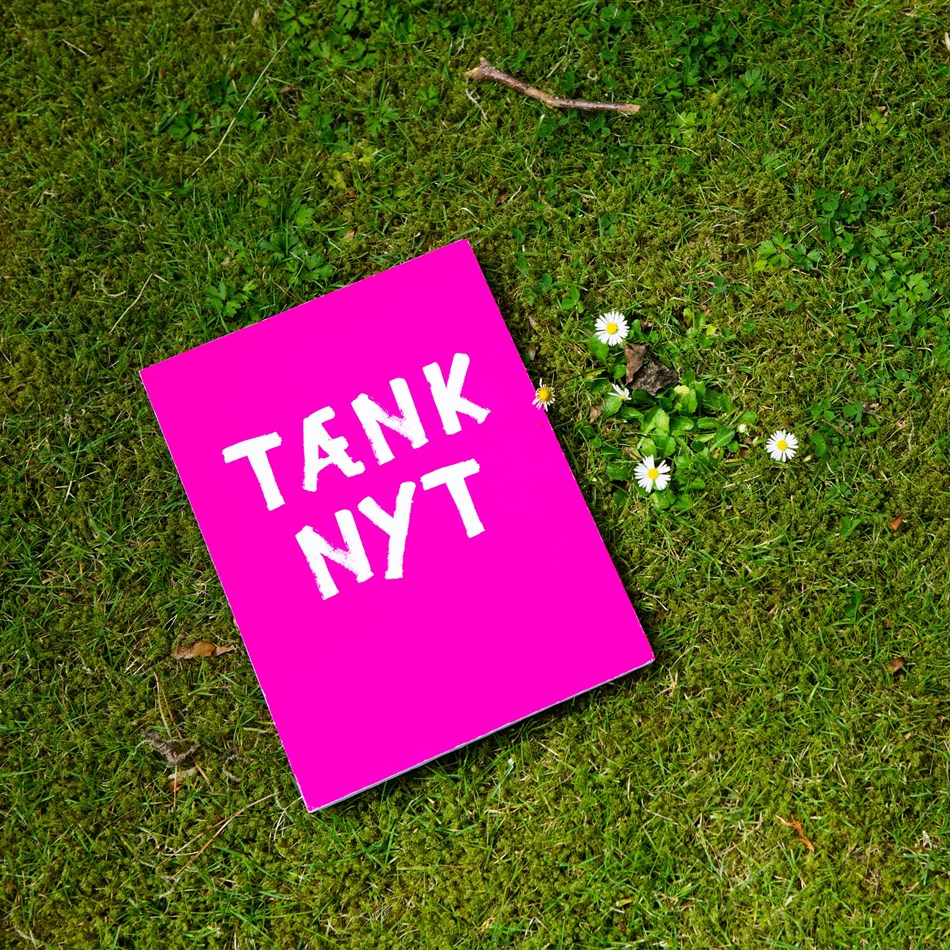 Tænk nyt plakat på en grøn græsmark