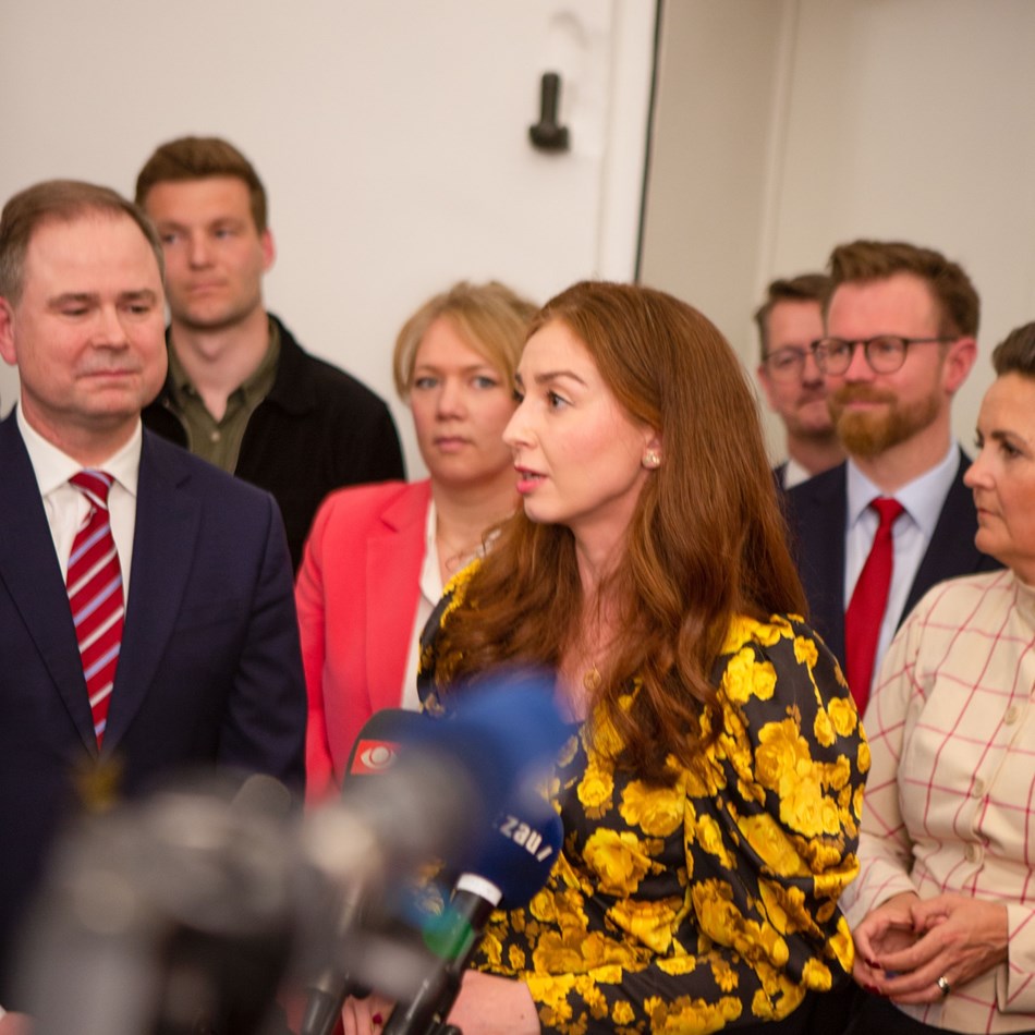 Samira Nawa ved pressemødet om finansloven 2023