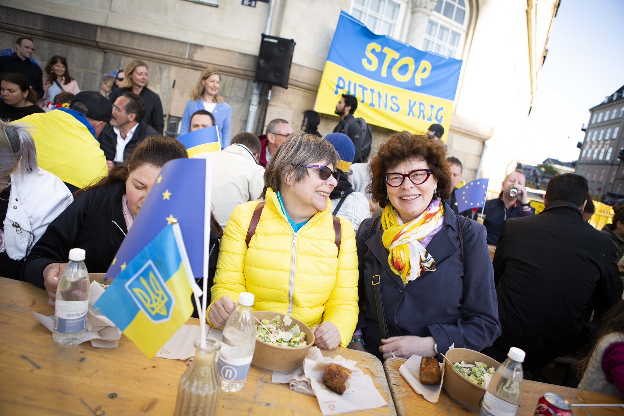 Glade deltagere ved langbordsmiddagen foran den russiske ambassade i København