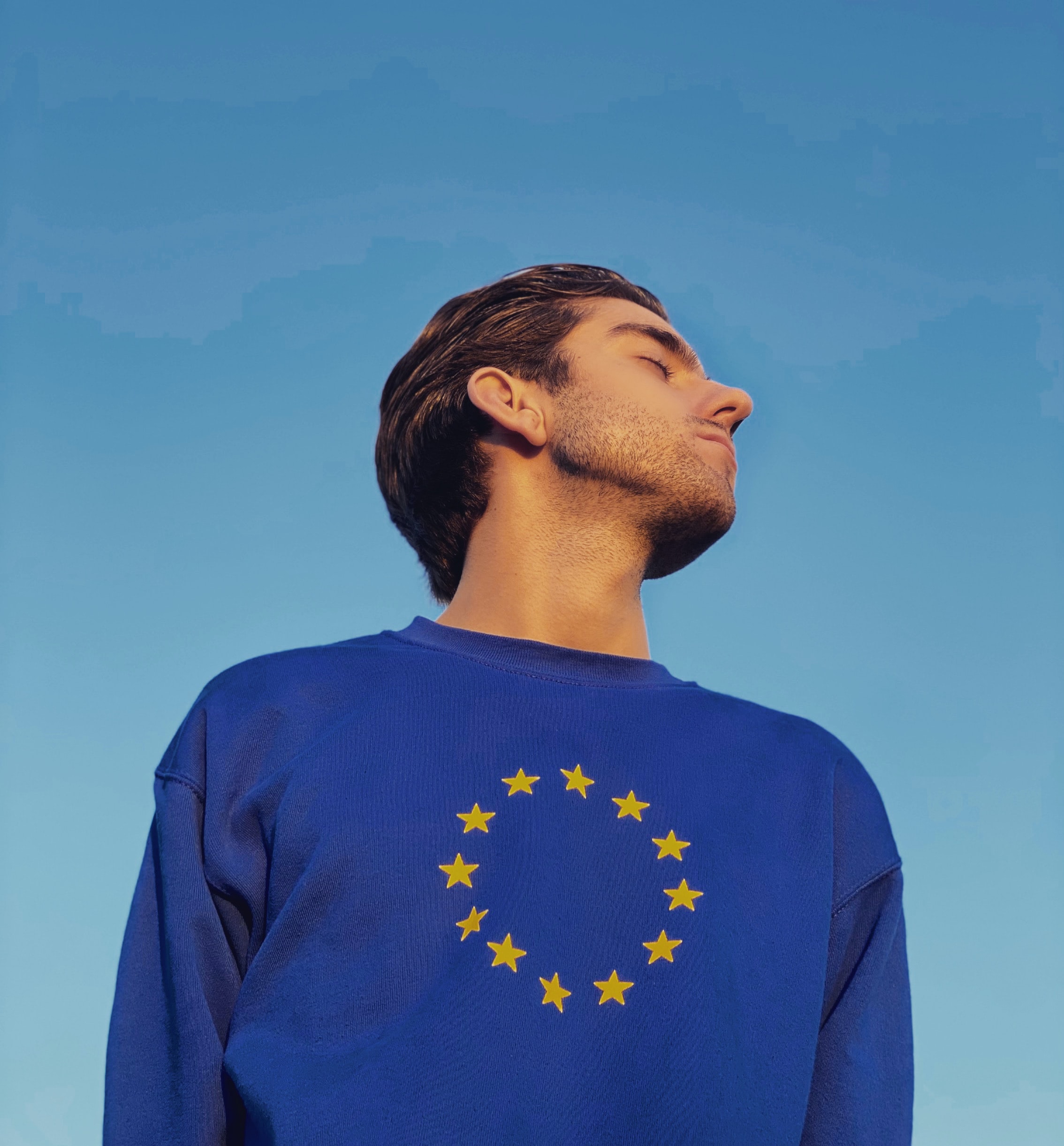 Ung mand i sweater med EU-flag