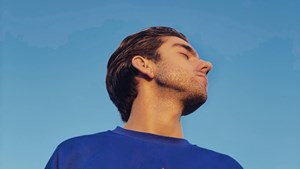 Ung mand i sweater med EU-flag