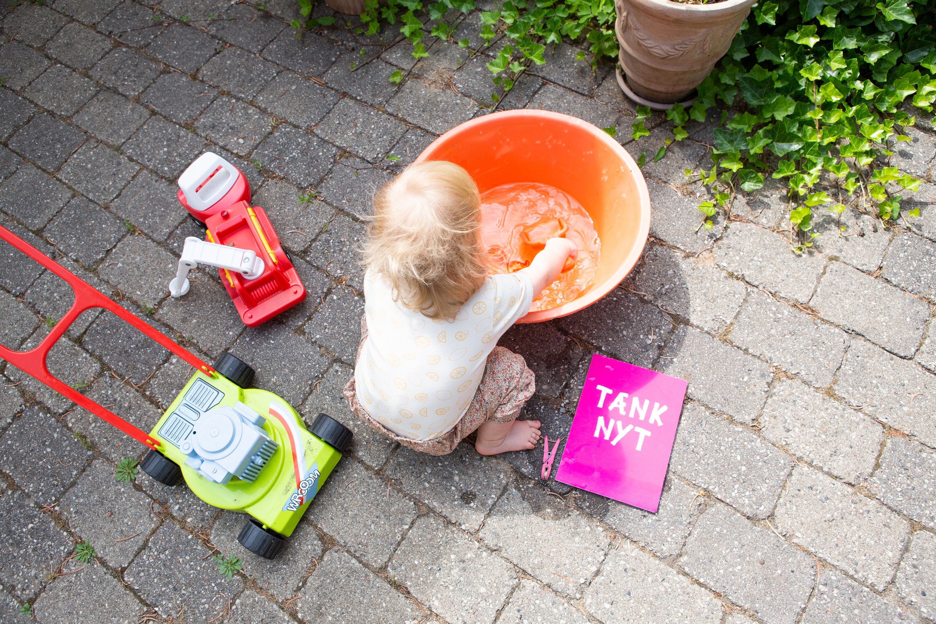 Tænk nyt: Barn leger i en have