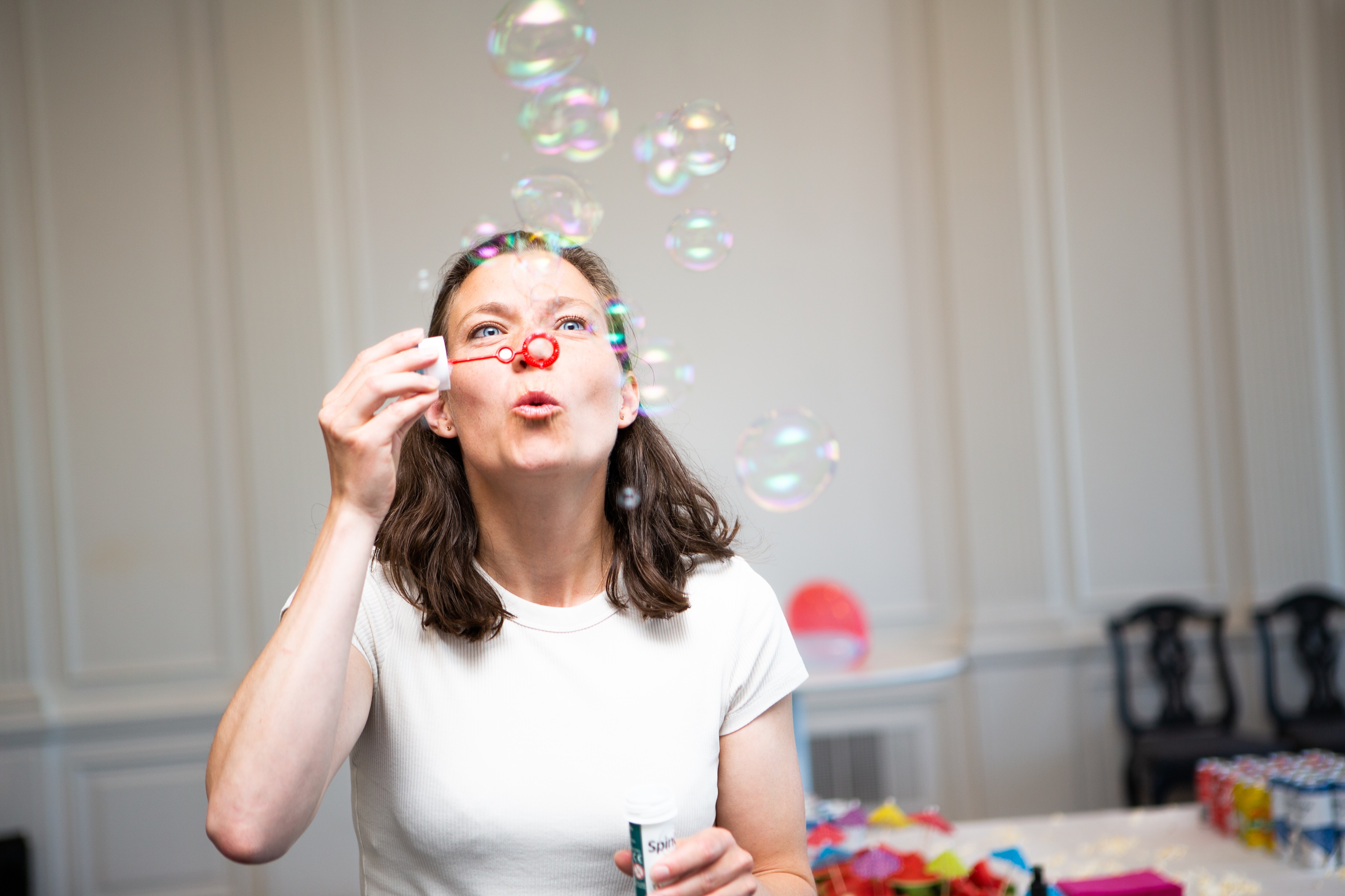 Lotte Rod blæser sæbebobler