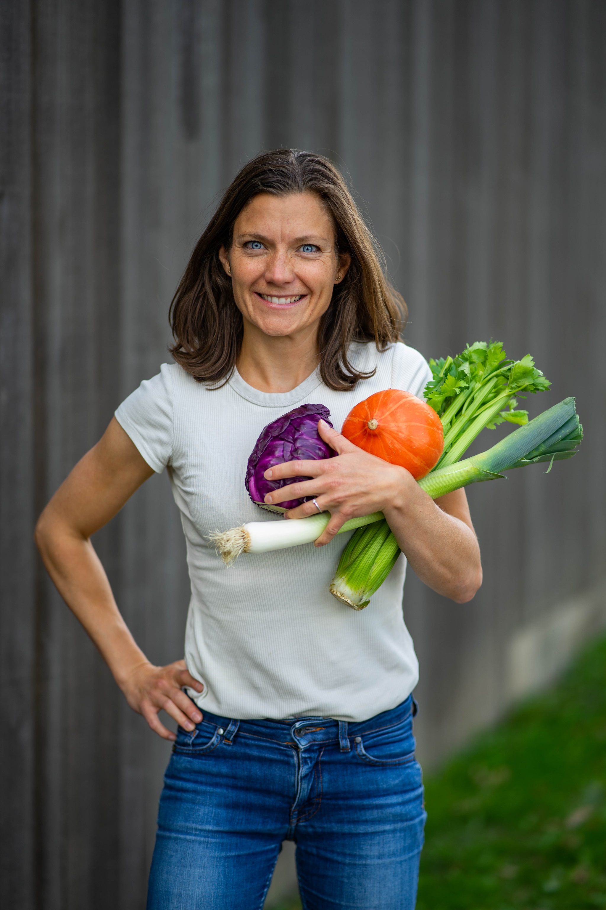 Lotte Rod med favnen fuld af grøntsager
